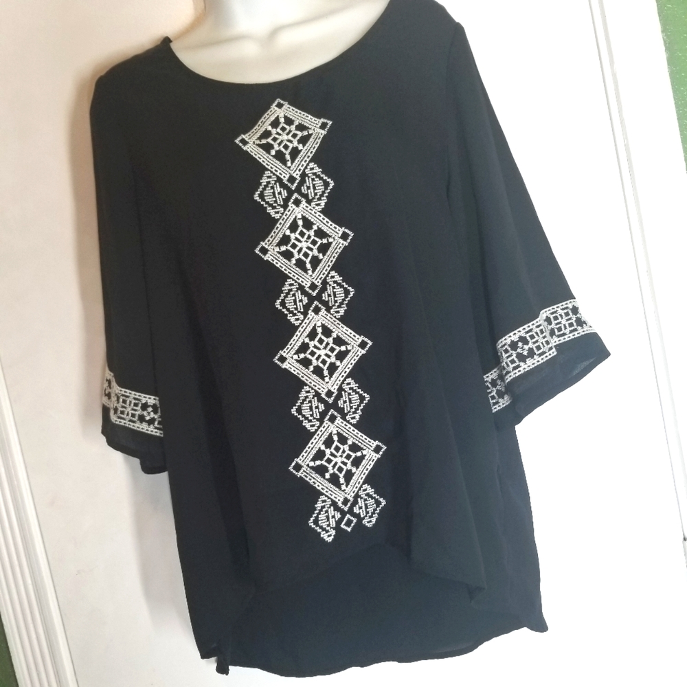 Black Blouse With white Embroidered Details Size M